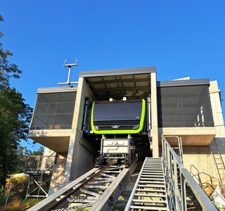 SVELATA LA CABINA E INIZIATO IL COLLAUDO L’ASCENSORE INCLINATO “GALILEI-MESIANO” VERSO IL COMPLETAMENTO: APERTURA IN AUTUNNO SVELATA LA CABINA E INIZIATO IL COLLAUDO L’ASCENSORE INCLINATO “GALILEI-MESIANO” VERSO IL COMPLETAMENTO: APERTURA IN AUTUNNO